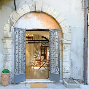 https://due-archi-nel-cuore-del-centro.hotelinveneto.com